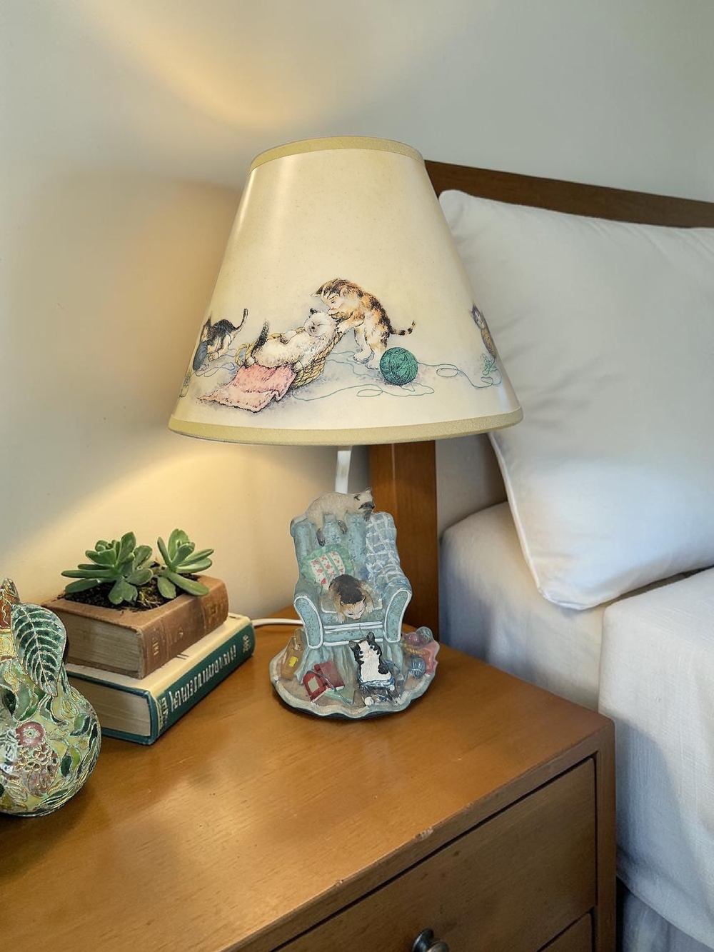 Vintage TIC/Figi Kitten Table Lamp – Cats on Armchair with Matching Illustrated